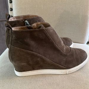 Linea Paolo Women’s Suede Wedge Sneakers Booties Taupe Size 9.5